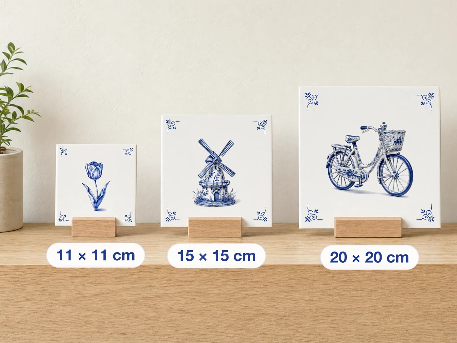 Drei Delfter-Blau-Fliesen nebeneinander auf einem Regal: 11, 15 und 20 cm