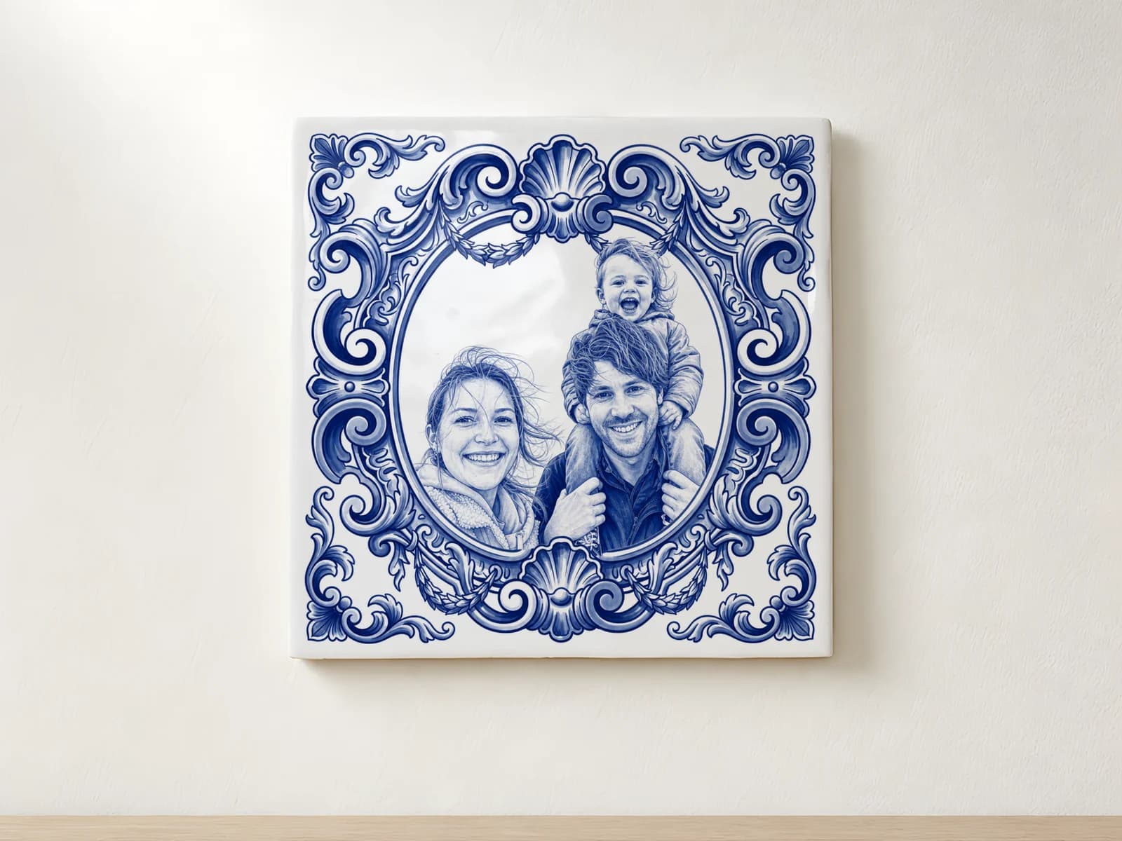Delfter-Blau-Fotofliese an einem Haken an einer hellen Wand